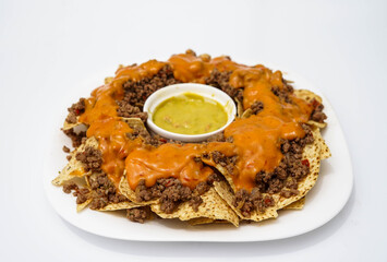 Nachos con queso, carne, guacamole y tomate