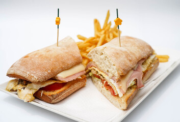 Sandwich de solomillo de ternera con jamon y queso