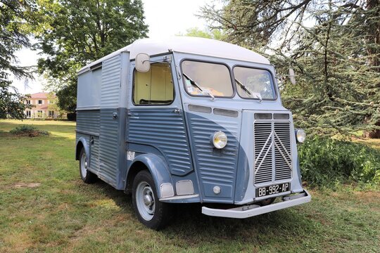Citroen Tube HY, vehicule fourgon utilitaire leger gris de 1961, ville de Chaponnay, France