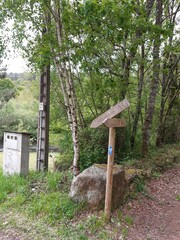 Señal artesana en un paraje rural de Galicia