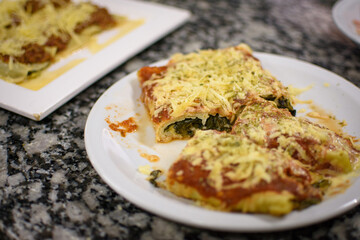 Canelones de verdura con salsa de tomates y queso rallado