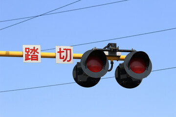 Close up photo of railroad crossing warning lights