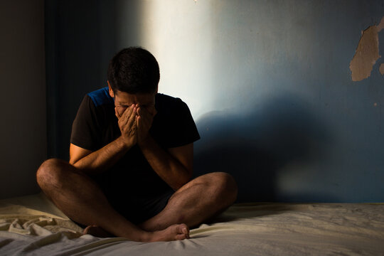 persona con depresi&oacute;n, triste, persona que necesita ayuda, encierro, suicidio