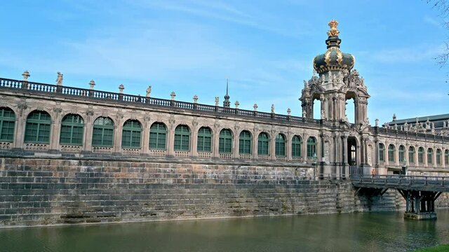 Au&szlig;enmauer und Wassergraben des Dresdener Zwingers, Sachsen, Deutschland