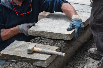 posa pietre piastrelle muratore muratura lavorare guanti lavoro 