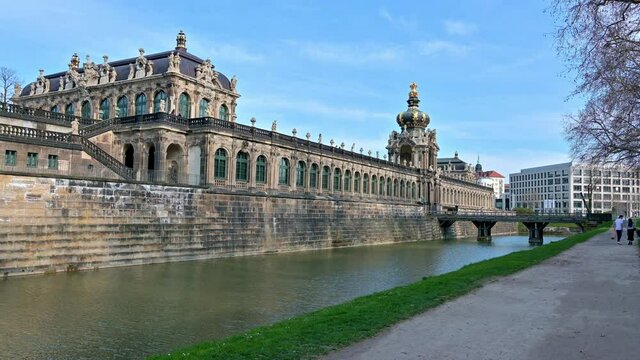 Au&szlig;enmauer und Wassergraben des Dresdener Zwingers, Sachsen, Deutschland