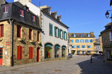 Fototapeta premium Rue Général de Gaulle au village Le Faou (29590), département du Finistère en région Bretagne, France