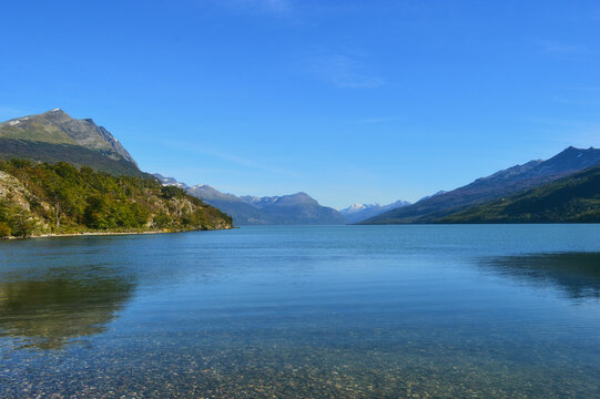 el lago y las monta&ntilde;as
