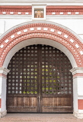 Obraz premium The Front Gate at the Kolomenskoye at summer day.