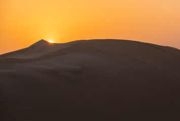 Fototapeta na wymiar soleil rasant la dune de sable