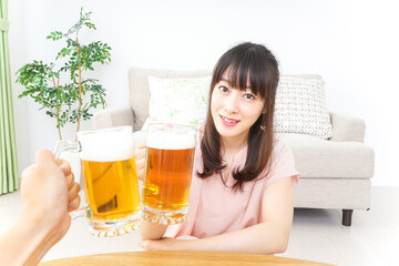 ビールを飲む若い女性 © maroke