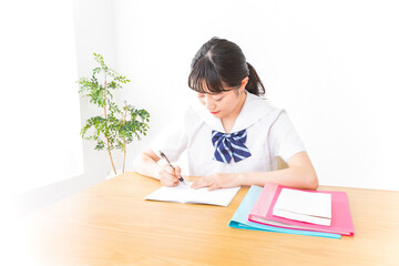 ビューティーケアをする若い女性