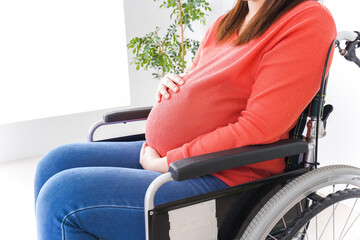 車いすに乗る妊婦