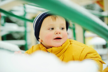 Fototapeta na wymiar Baby boy in snow outside