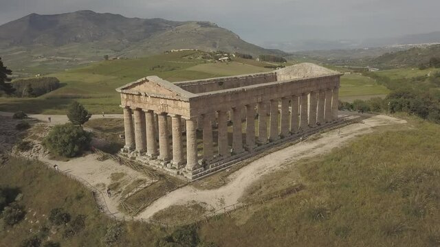 Vue de drone circulaire du temple de S&eacute;geste. Et&eacute; en Sicile, Mont Barbaro. Temple, mont, montagne

