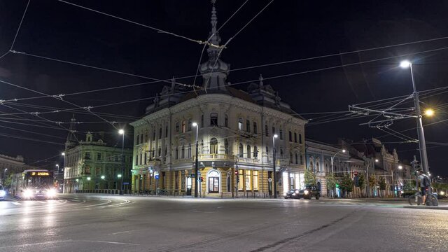 Timelapse fixe de nuit. B&acirc;timent centre ville de Cluj Napoca. Roumanie. Et&eacute;, nuit, b&acirc;timent 