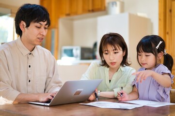 Obraz premium テレワークをする大人と家にいる子ども