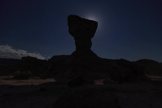 El Hongo de Ischigualasto en noche de luna llena