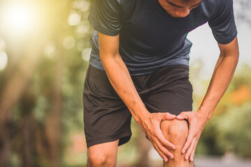 Runner man knee pain in running
