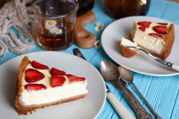 cheesecake with strawberries