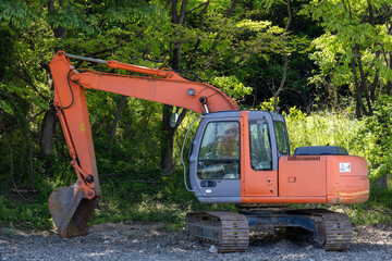 林の中のショベルカー