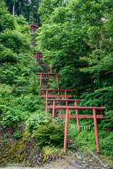 急階段先のお社