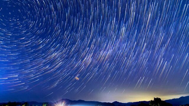 北極星を中心に回転する星空　日周運動　スタートレイル　タイムラプス　6月