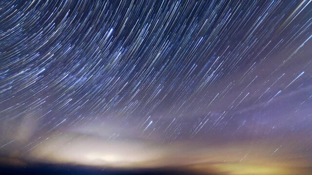 星空の軌跡　動き　タイムラプス　東の空　天の川　6月