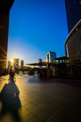 大阪駅北口からの風景、西陽と影、3月8日、日本