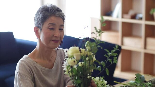 花を活ける日本人シニア女性