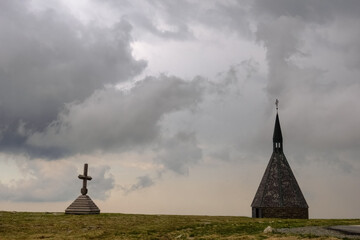 Obraz premium summit cross and a little chapel while hiking