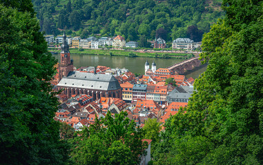 Heidelberg, Aussicht auf die Alte Brücke und den Neckar mit Heiliggeistkirche. - obrazy, fototapety, plakaty
