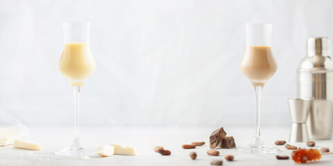 Chocolate cream alcohol liqueur in a glass, pieces of chocolate and cocoa beans. - obrazy, fototapety, plakaty