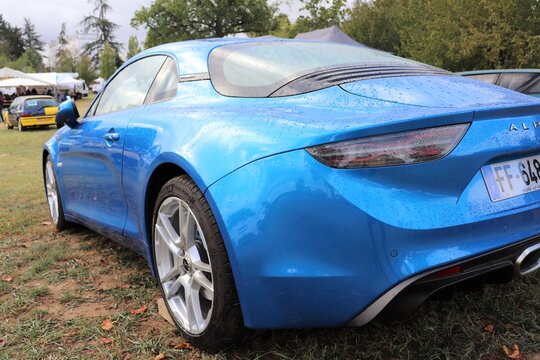 Renault Alpine bleue, voiture de sport fran&ccedil;aise 2 portes, ville de Mornant, France