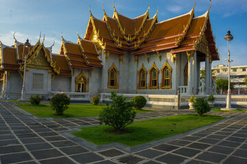 Obraz premium Buddhist temple in Bangkok city sunset sky travel sightseeinng concept