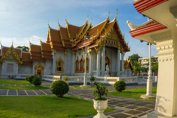 Naklejka premium Buddhist temple in Bangkok city sunset sky travel sightseeinng concept