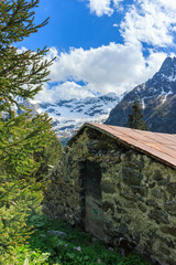 Fototapeta na wymiar Abandoned house in the alpine mountains