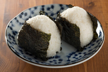 焼き海苔で包んだおにぎり
