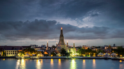 Fototapeta na wymiar Wat Arun night view Temple in bangkok, Thailand