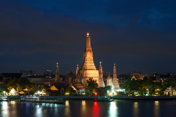 Naklejka premium Wat Arun night view Temple in bangkok, Thailand