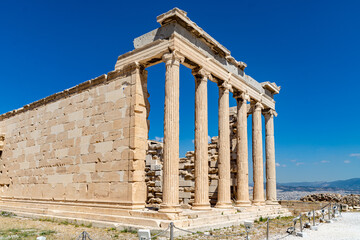 Obraz premium Front view of the Erechtheion Temple on the Acropolis in Athens, Greece