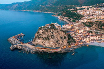 Scilla, città in Calabria vista aerea sul mare - obrazy, fototapety, plakaty