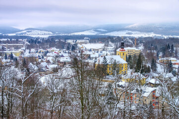 die Stadt Großschönau im Winter, Sachsen in Deutschland - the town Grossschoenau in winter with...