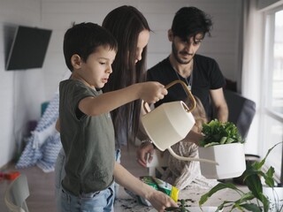 Semilya, mom, dad and children transplant flowers together! lifestyle, home photo session