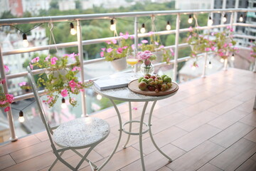 A vase of flowers on a table