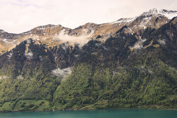 Brienzer Rothorngruppe über dem Brienzersee; Blick von Süden auf Schnierenhireli und Tannhorn
