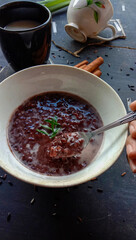 Photo of black glutinous rice porridge and coconut milk, photo of sweet food