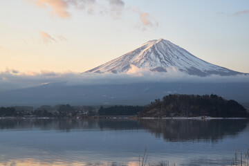 Fototapeta premium 河口湖から早朝の富士山