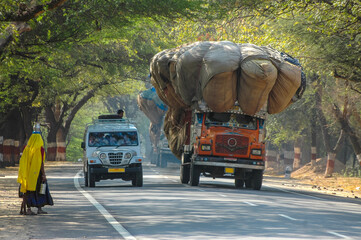 Vehículos circulando por una carretera en el estado indio de Uttar Pradesh