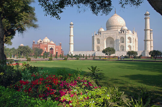 Zona de jardines y edificios del Taj Mahal en la ciudad de Agra, India